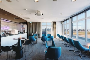 2 bars/lounges, lobby lounge, cocktail bar
