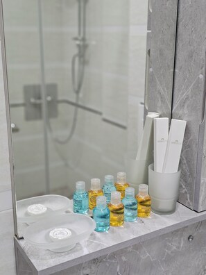 Superior Room | Bathroom | Shower, free toiletries, hair dryer, bathrobes - Safran Hotel (Baku)