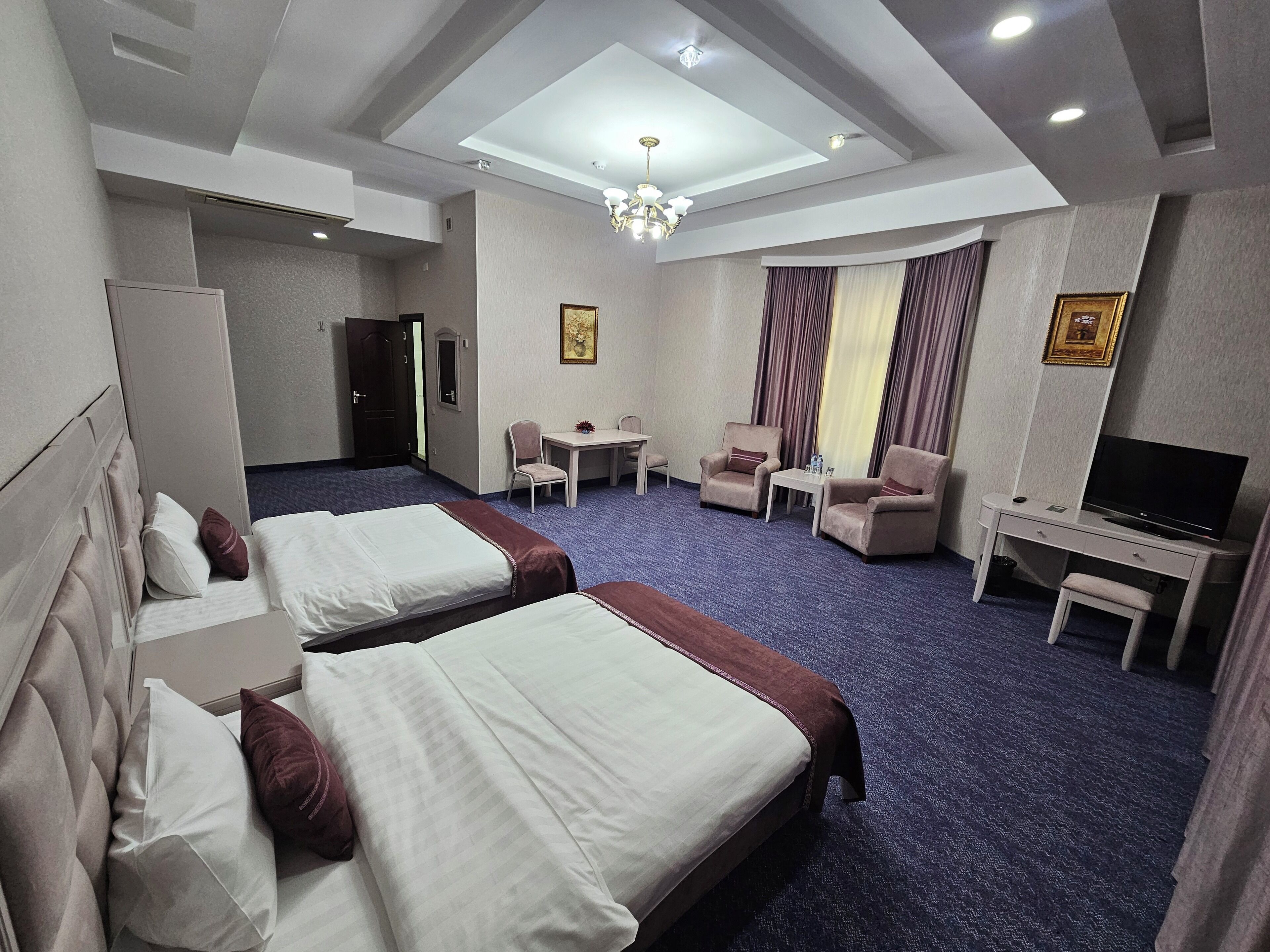 Ropa de cama de alta calidad y caja de seguridad en la habitación 