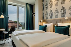 Desk, soundproofing, free WiFi, bed sheets - Motel One Dresden Am Zwinger (Dresden)