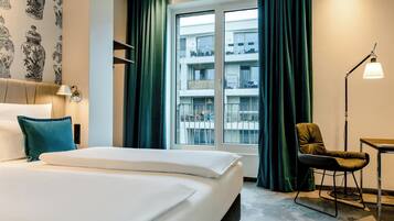 مكتب وتجهيزات عازلة للصوت وواي فاي مجانًا وملاءات أسرّة