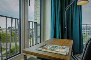 Desk, soundproofing, free WiFi, bed sheets - Motel One Dresden Am Zwinger (Dresden)