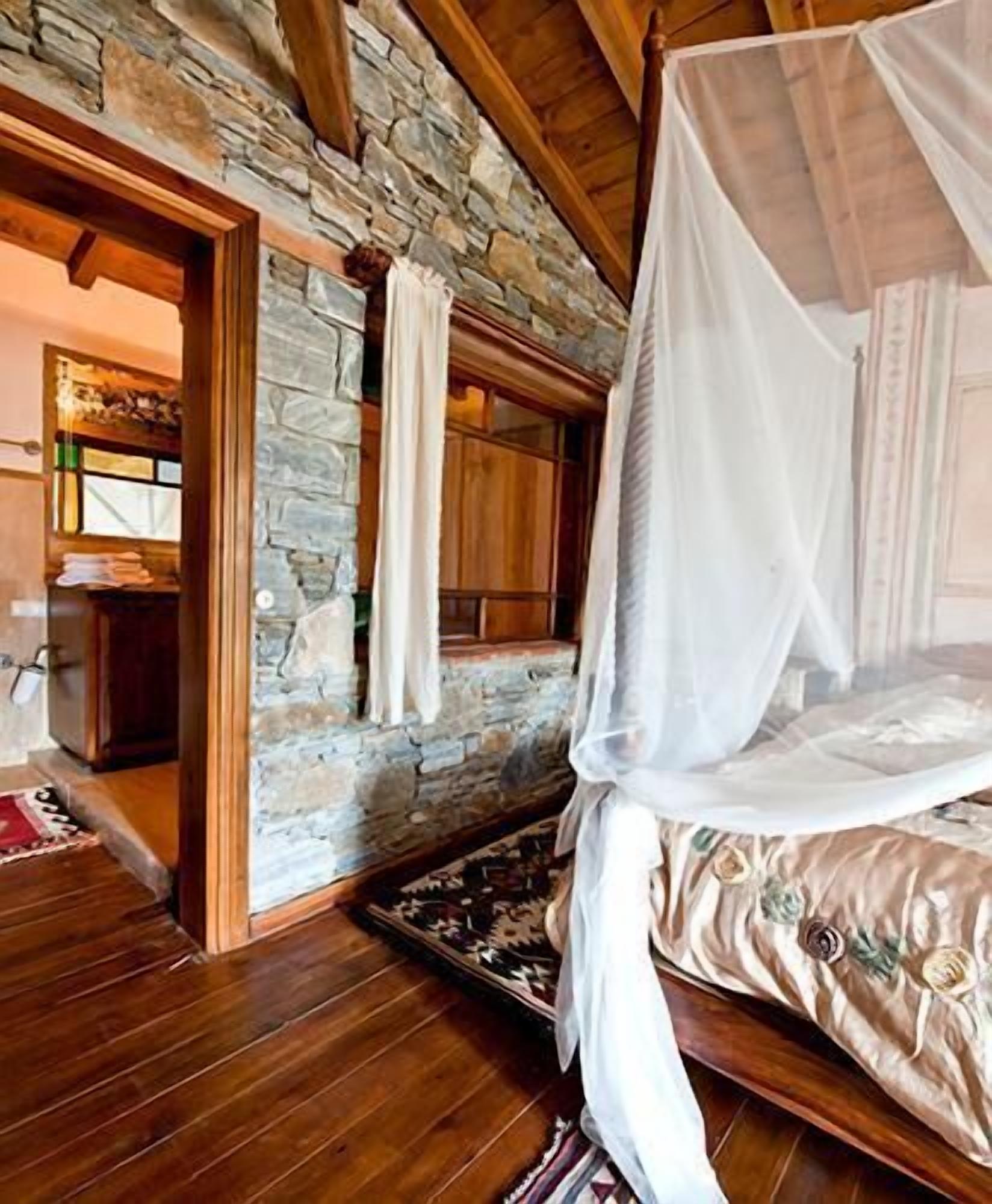 Deluxe Double Room, 1 Bedroom, Fireplace | Iron/ironing board, rollaway beds, free WiFi