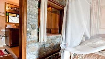 Habitación doble Deluxe, 1 habitación, chimenea | Tabla de planchar con plancha, camas extra y wifi gratis