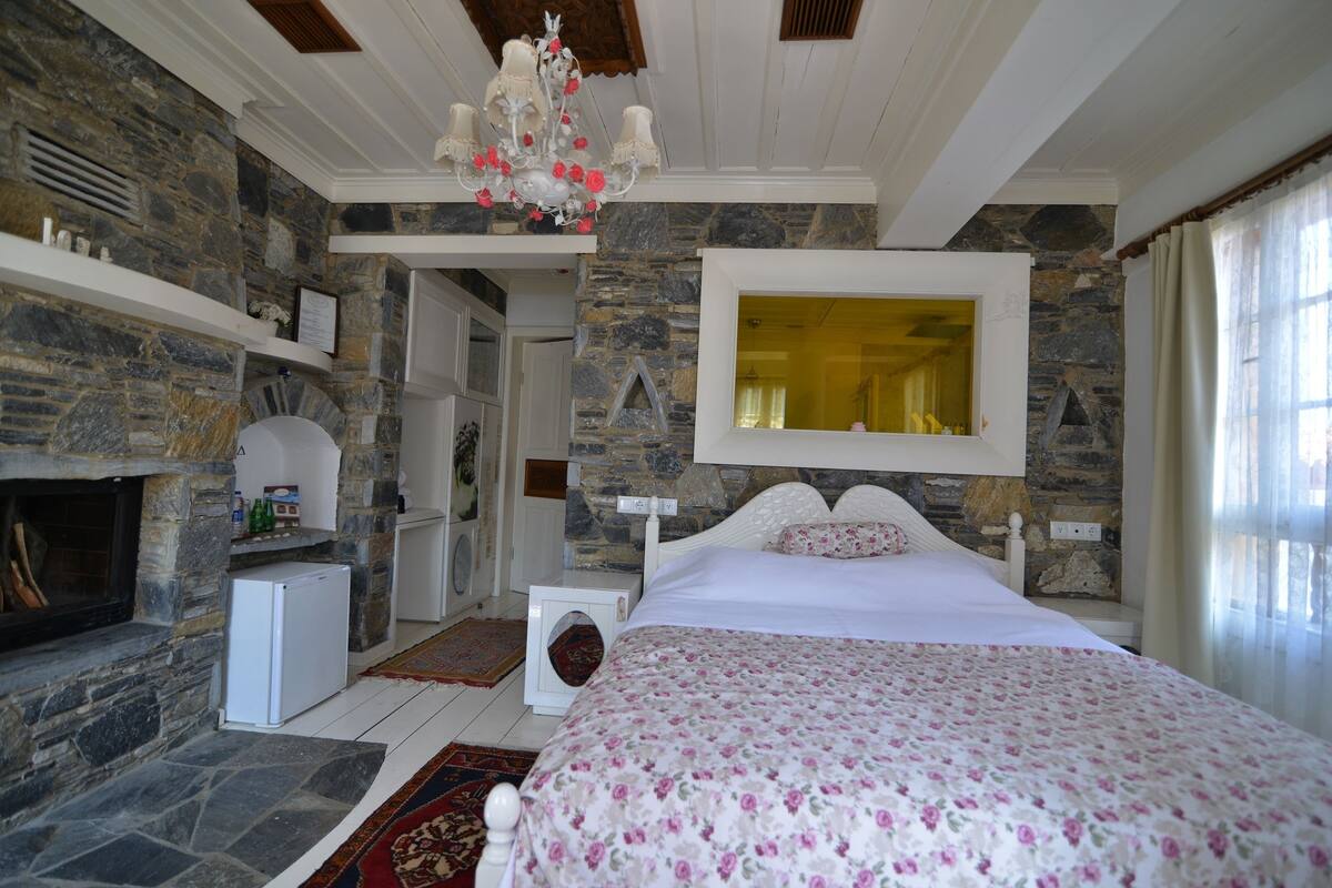 Iron/ironing board, rollaway beds, free WiFi