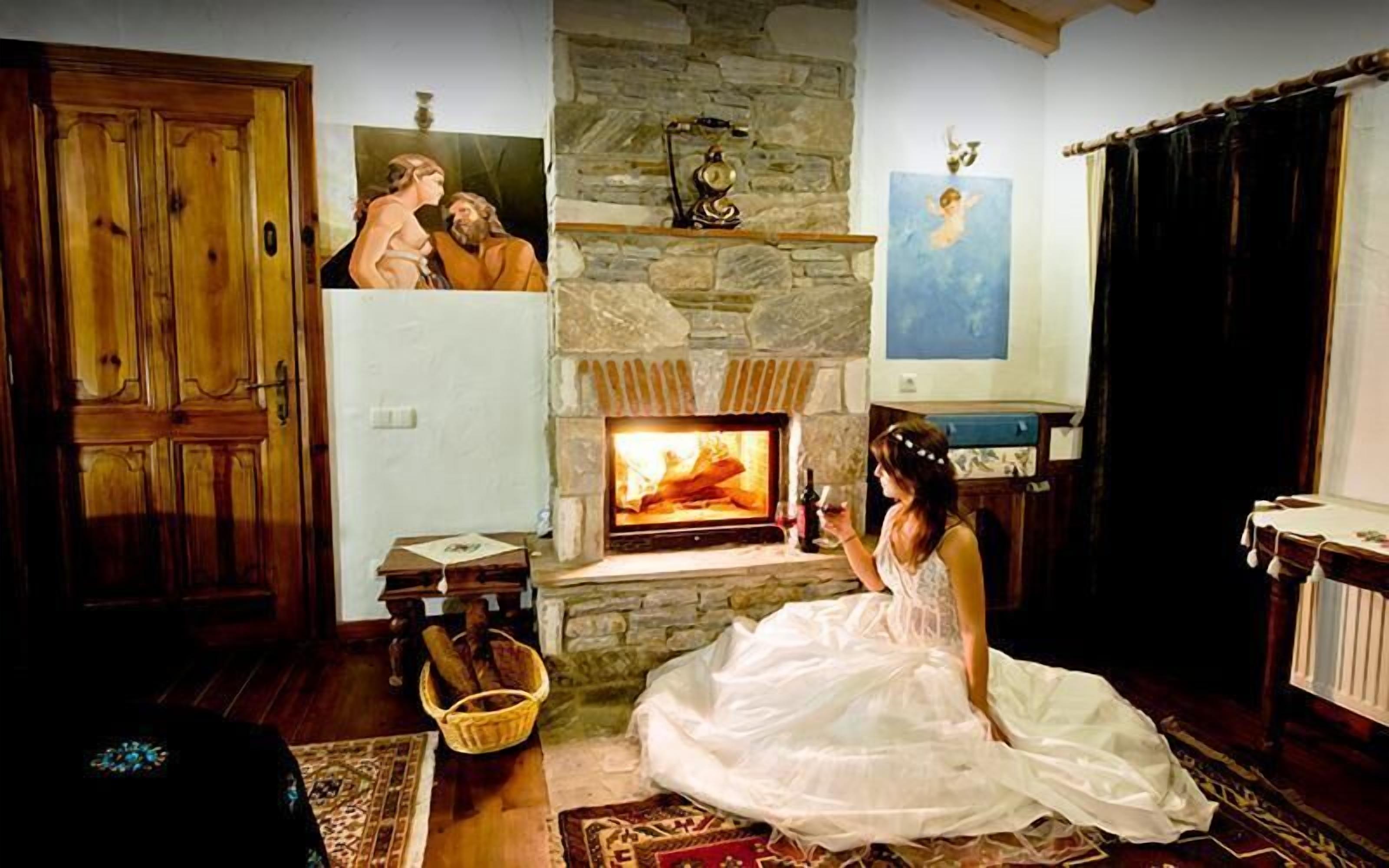 Deluxe Double Room, 1 Bedroom, Fireplace | Living room