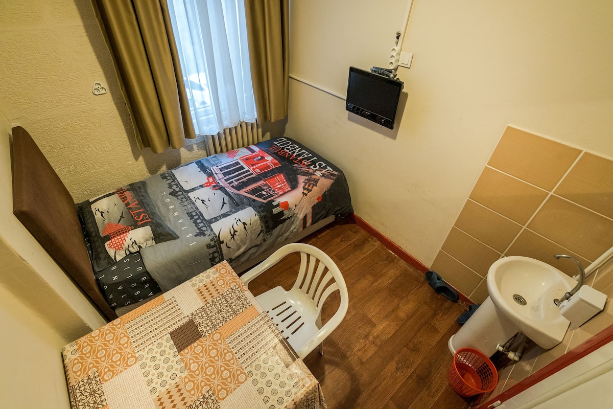 Economy eenpersoonskamer, niet-roken, gedeelde badkamer | Luxe beddengoed, verduisterende gordijnen, geluiddichte muren