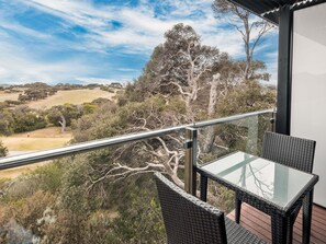 Minibar, in-room safe, desk, laptop workspace - Mercure Portsea (Portsea)