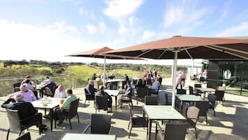 Petit-déjeuner, déjeuner et dîner servis sur place, vue sur le golf