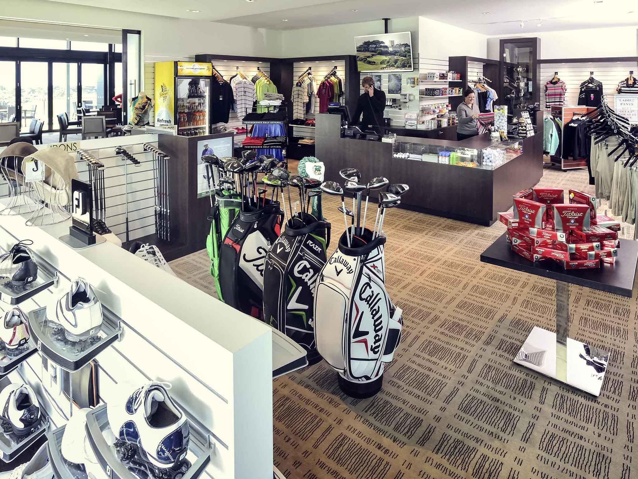 Un magasin de matériel de golf où vous trouverez différents types de clubs, de sacs et de vêtements de golf.