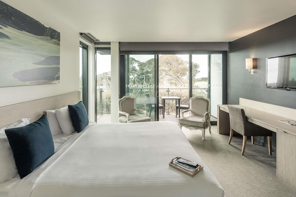 privilege, room, 1 king bed, balcony, golf view | minibar, in-room safe, desk, laptop workspace