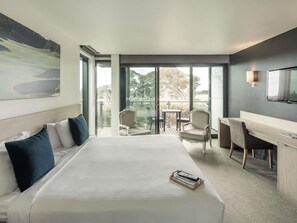 Privilege, Room, 1 King Bed, Balcony, Golf View | Minibar, in-room safe, desk, laptop workspace - Mercure Portsea (Portsea)