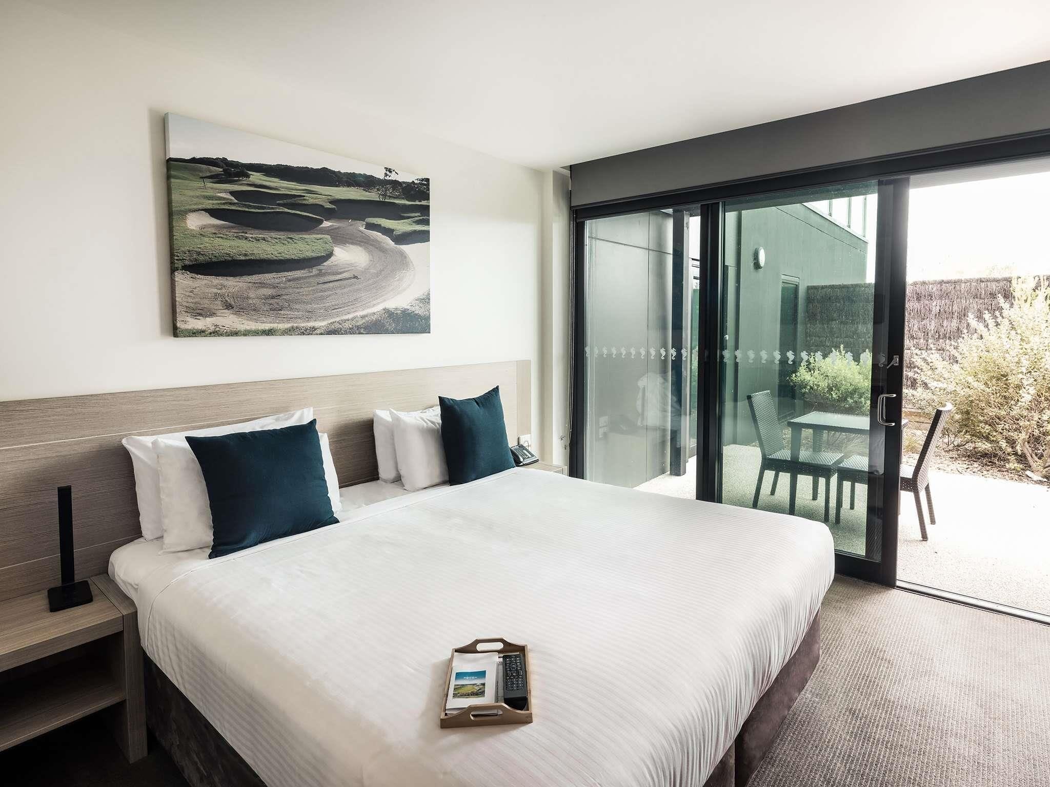 Standaard kamer, terras (King or Twin) | Een minibar, een kluis op de kamer, een bureau, een laptopwerkplek