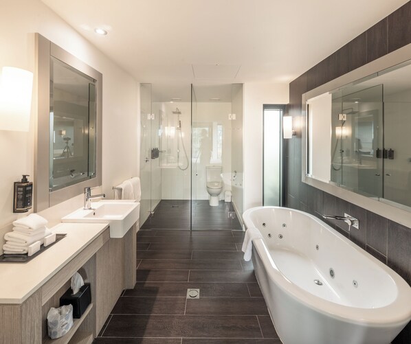 Privilege, Room, 1 King Bed, Balcony, Golf View | Bathroom | Shower, eco-friendly toiletries, hair dryer, towels - Mercure Portsea (Portsea)