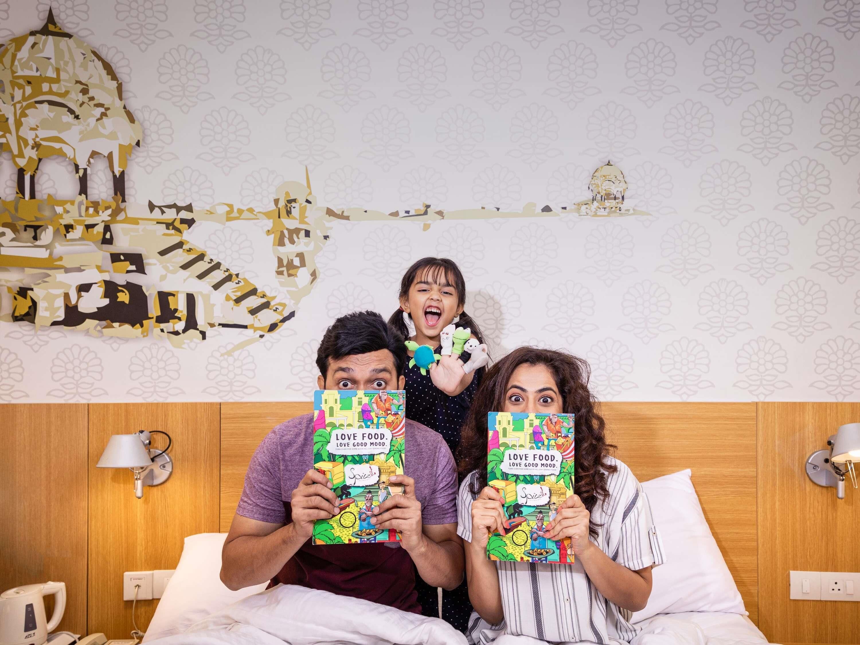 家庭房 | 高档床上用品、客房内保险箱、办公桌、笔记本电脑工作区