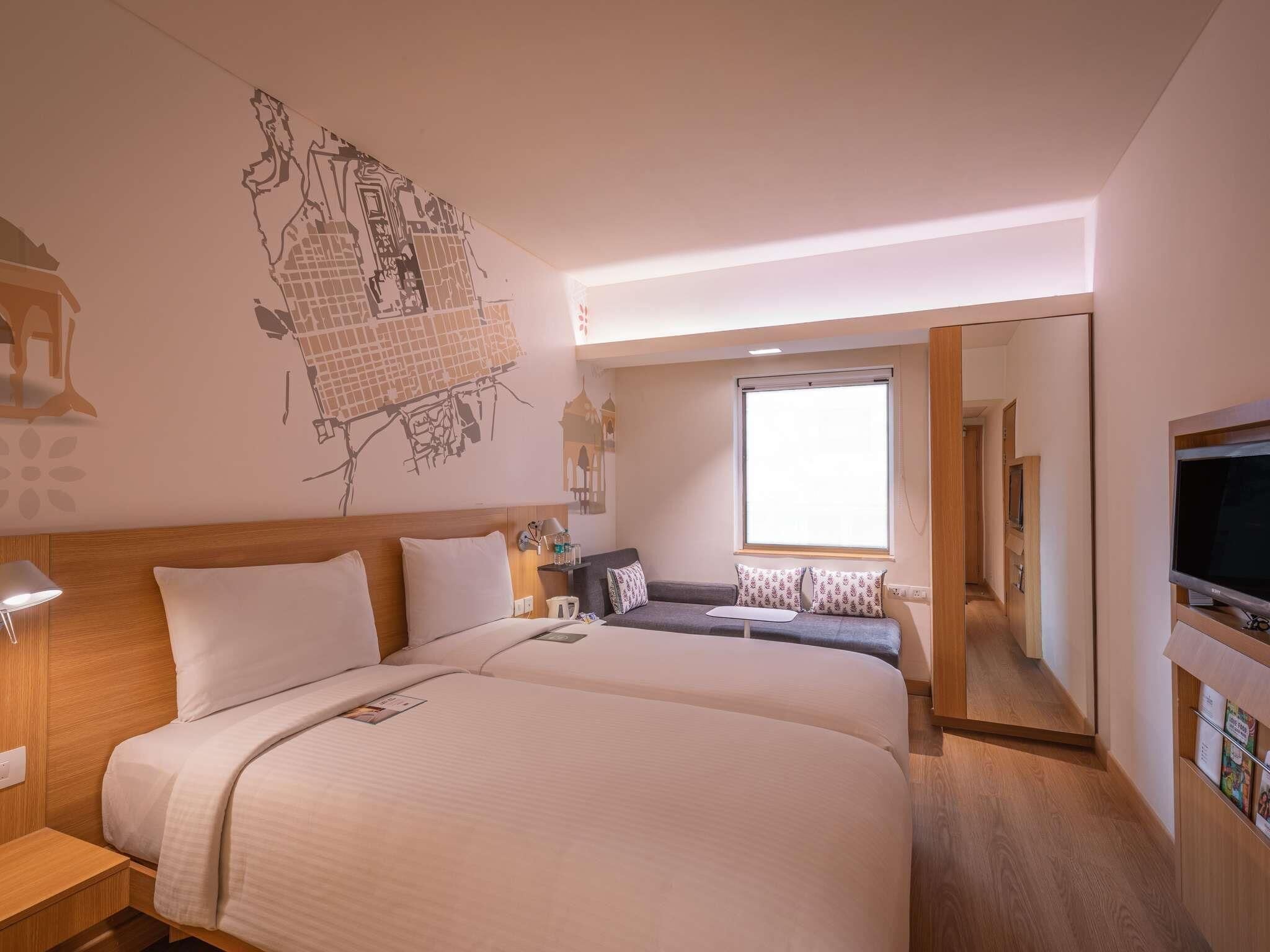 Quarto família | Roupas de cama premium, cofres nos quartos, escrivaninha