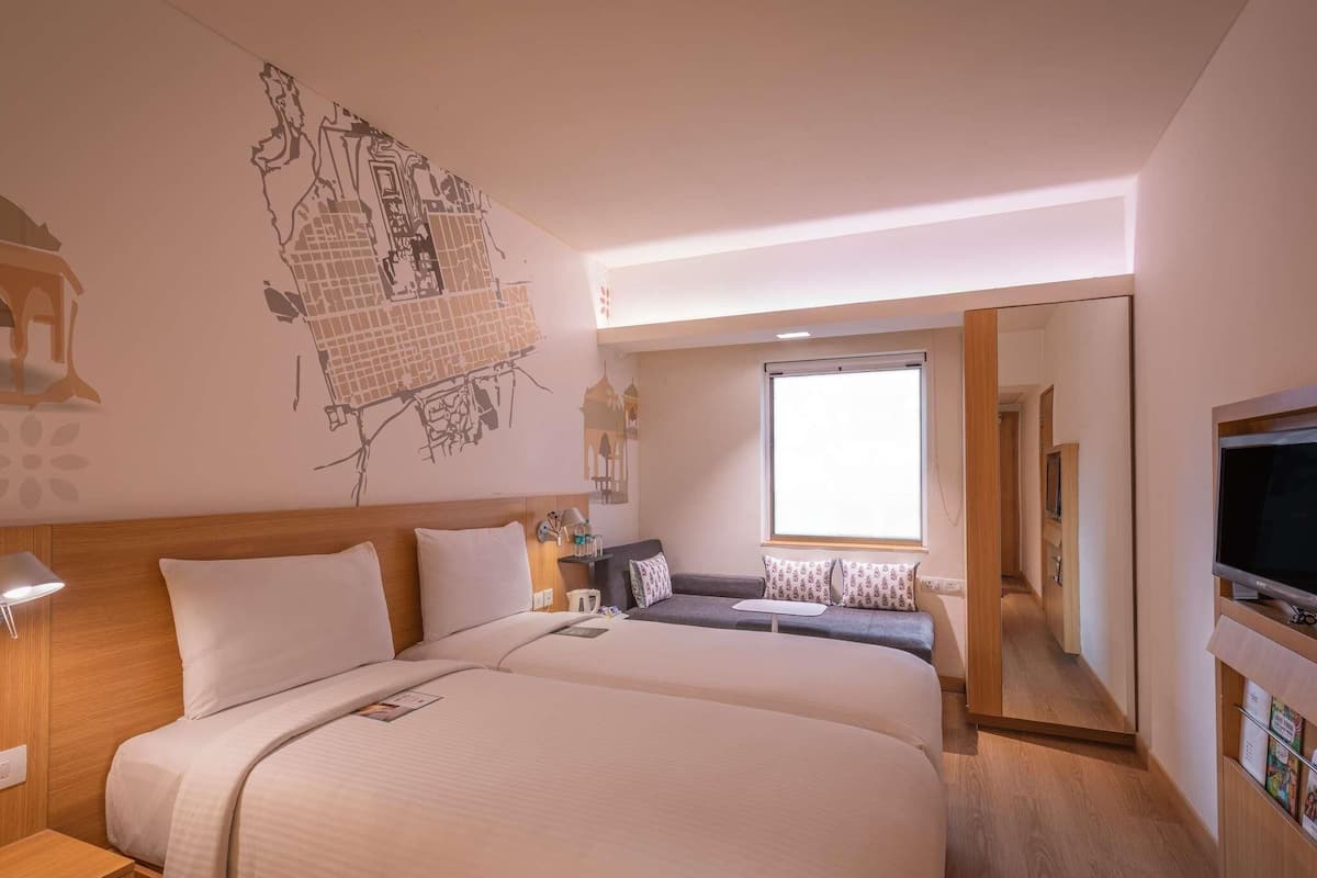 Quarto família | Roupas de cama premium, cofres nos quartos, escrivaninha