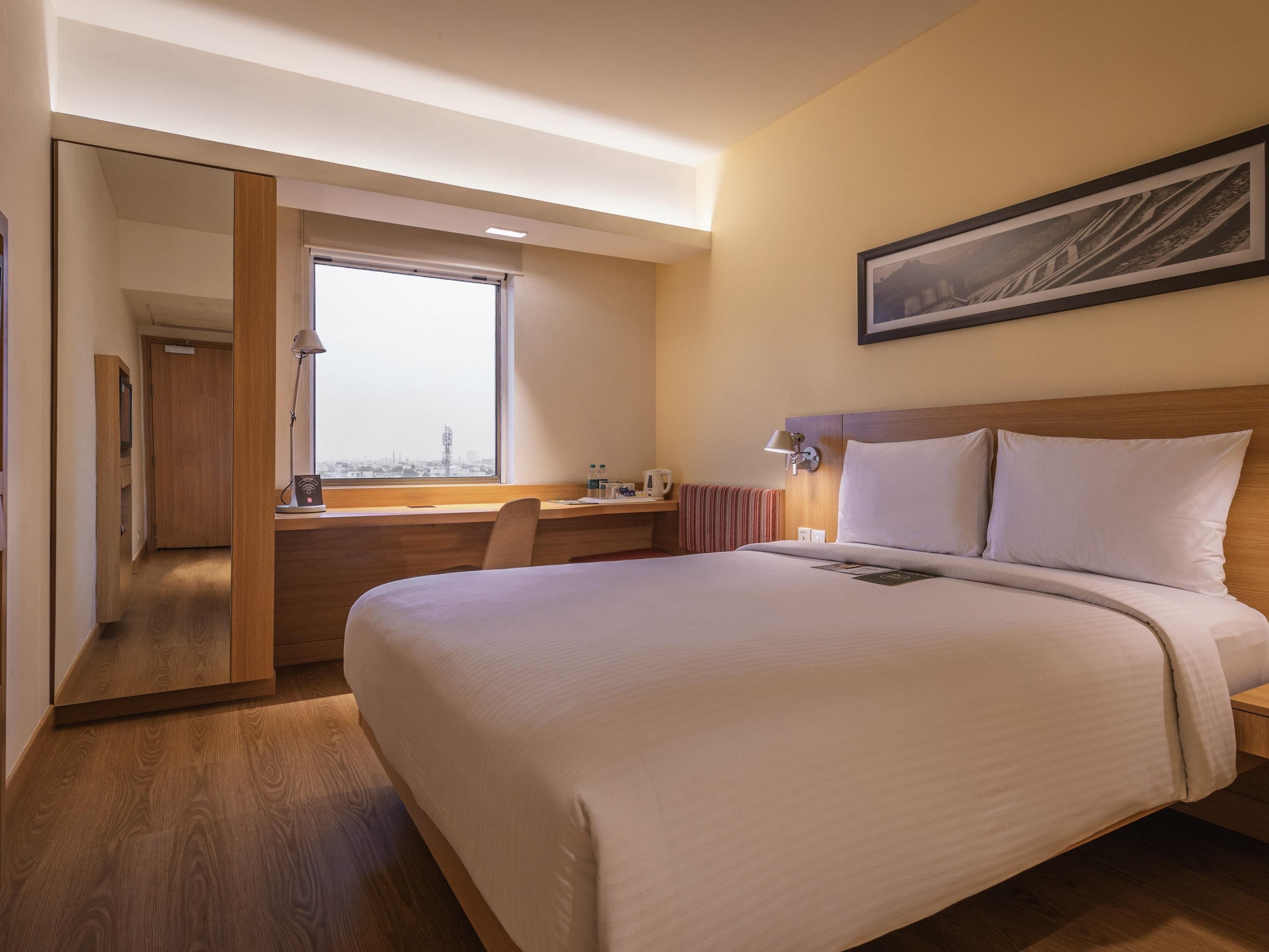 高档床上用品、客房内保险箱、办公桌、笔记本电脑工作区