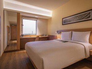 Luxe beddengoed, een kluis op de kamer, een bureau, een laptopwerkplek