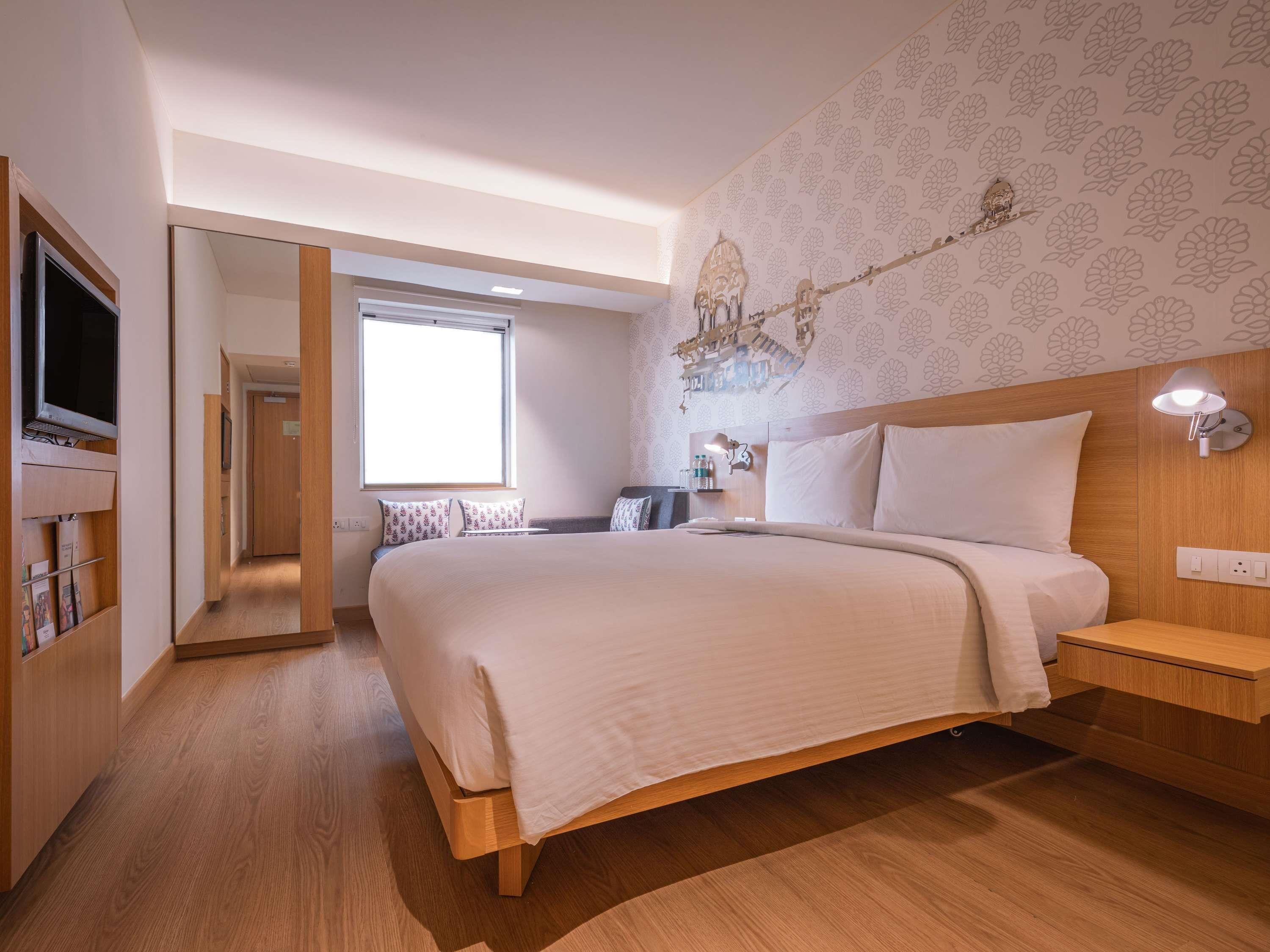 Ropa de cama de alta calidad y caja de seguridad en la habitación 