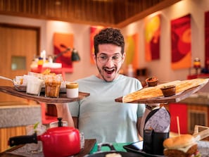 Der serveres morgenmad og indiske retter med udendørs servering