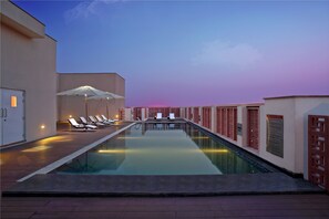 Außenpool, Sonnenschirme, Liegestühle