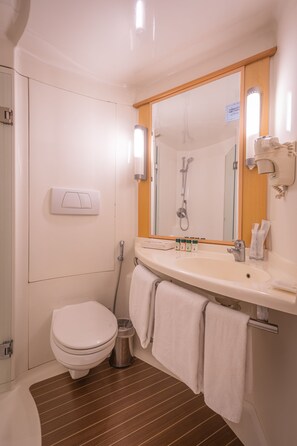 Dusche, Regendusche, umweltfreundliche Kosmetikartikel, Haartrockner