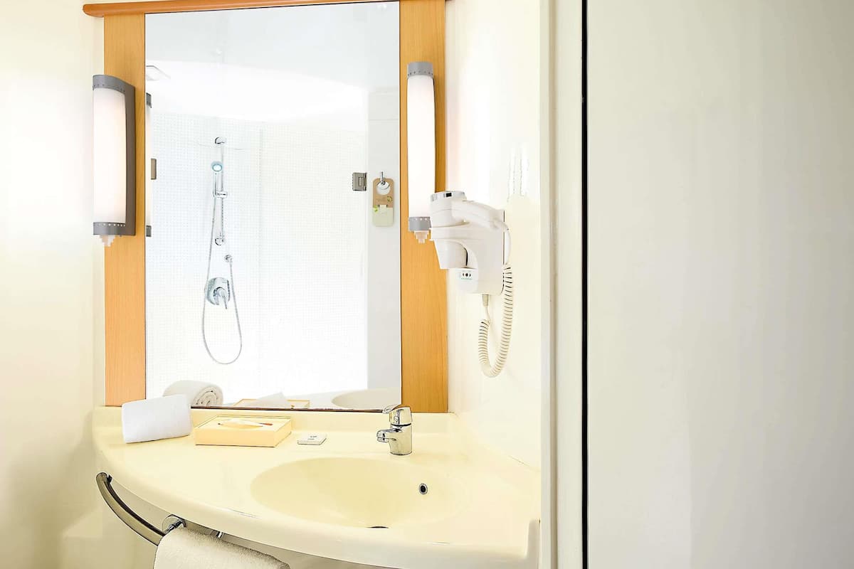 Hochwertige Bettwaren, Zimmersafe, Schreibtisch
