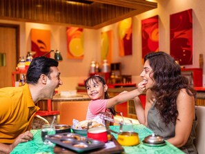 Serviço de café da manhã, culinária indiana, restaurante ao ar livre