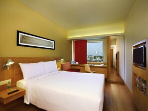 Standard Room, 1 Queen Bed | Premium bedding, in-room safe, desk, laptop workspace