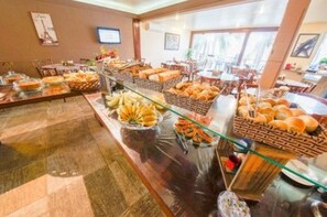 Free daily full breakfast - Hotel La Plage (Cabo Frio)