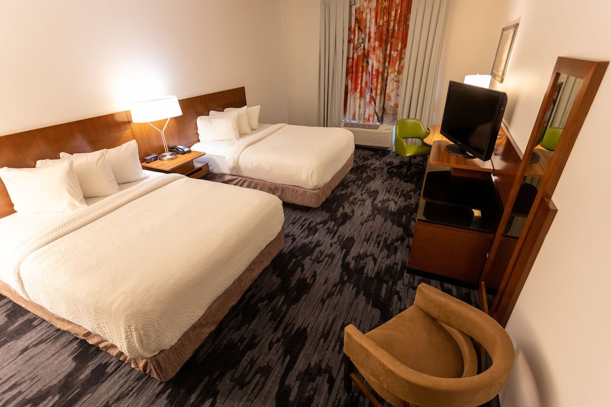 Colchones con pillow-top, escritorio y cortinas blackout