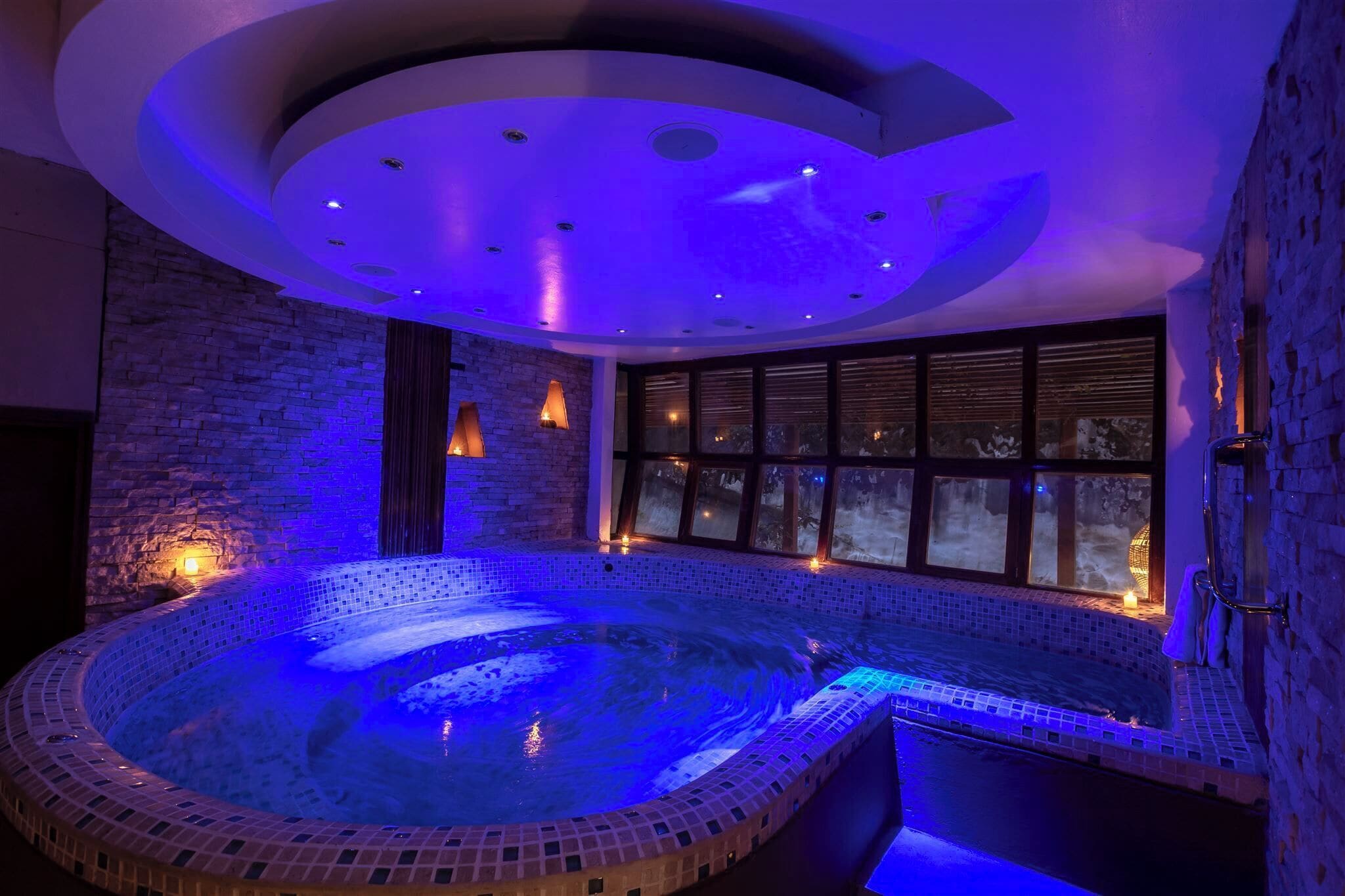 Kroppsbehandlinger, massasje med varme steiner og thailandsk massasje