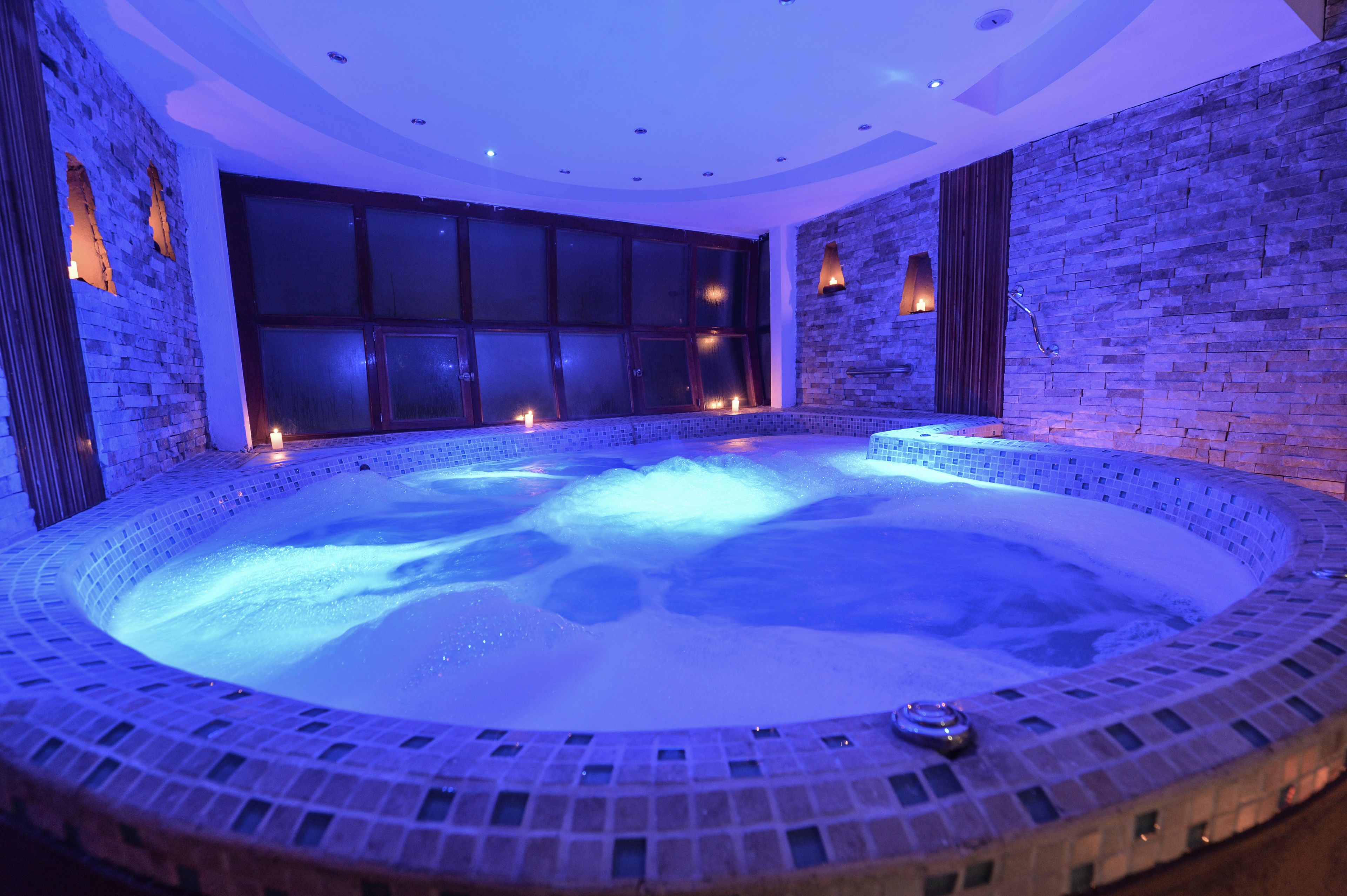 Indoor spa tub