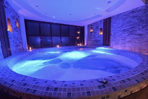 Indoor spa tub