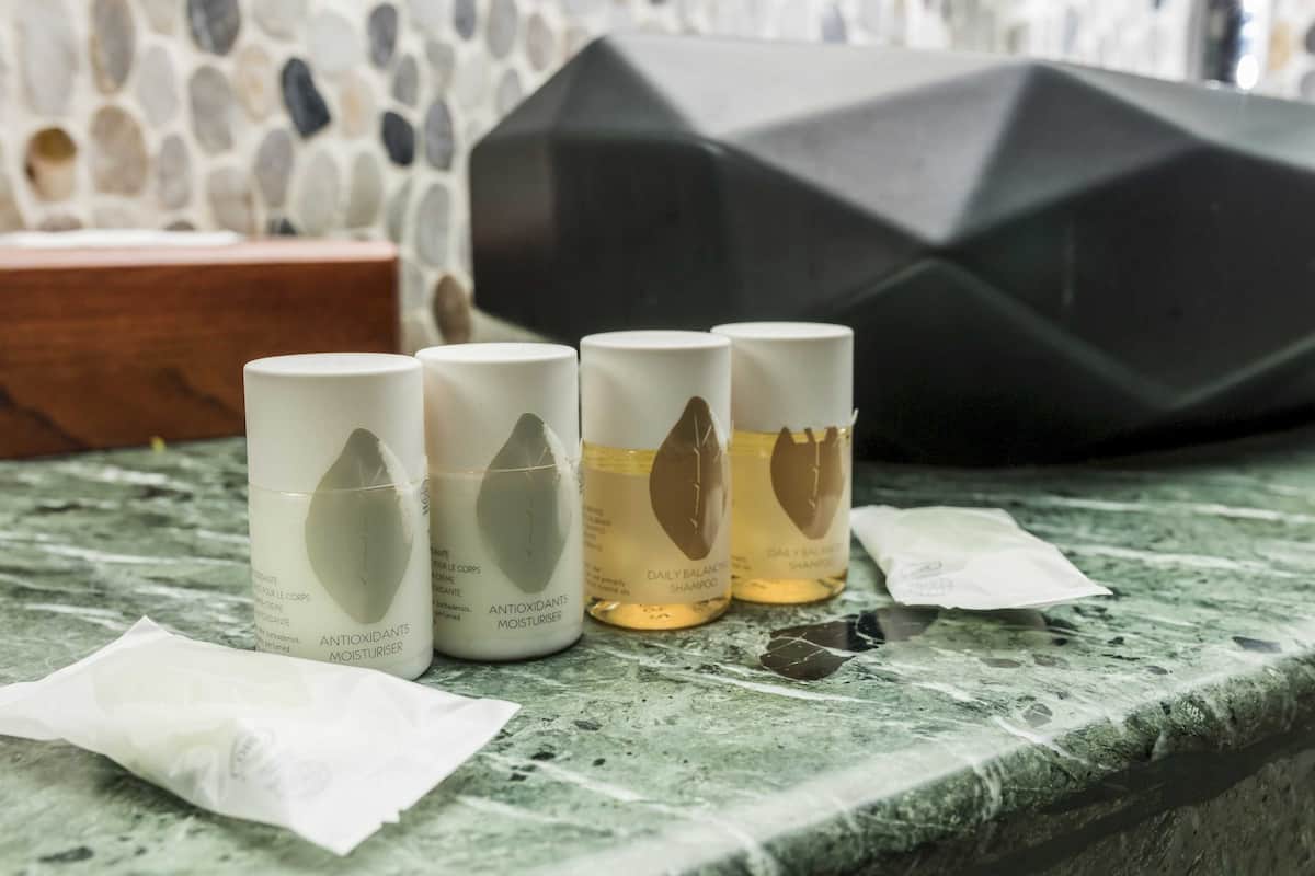 suite, river view | bathroom | towels