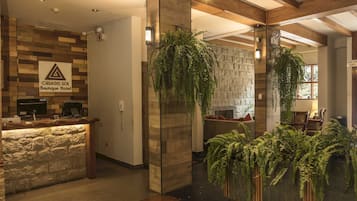 Breakfast, lunch, dinner served; international cuisine