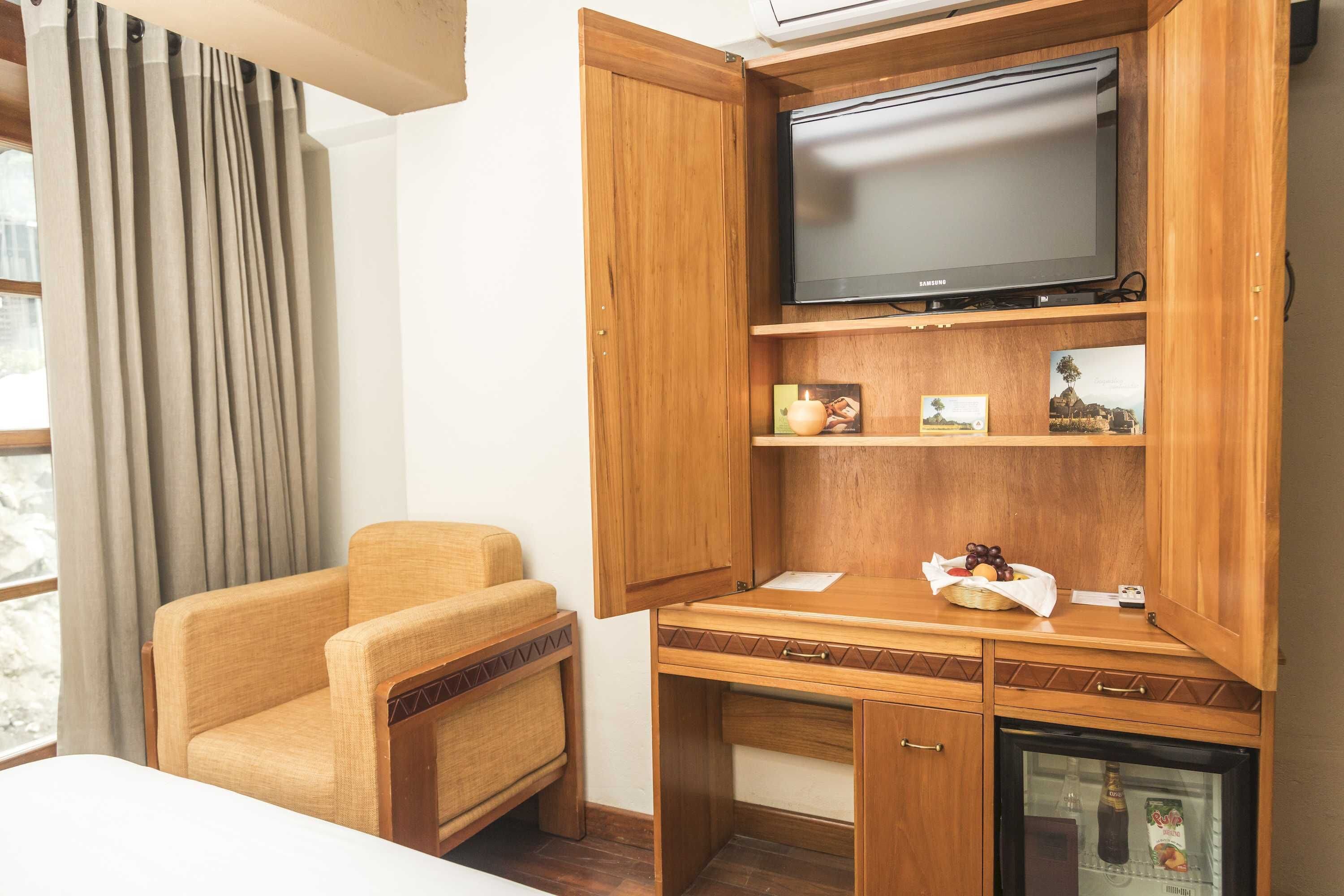 single room (street view) | 1 bedroom, premium bedding, in-room safe, desk