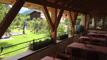 Mittagessen, Abendessen, regionale Küche, Blick auf den Garten