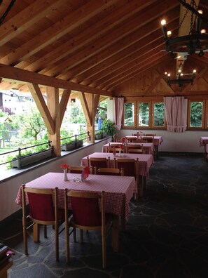 Mittagessen, Abendessen, regionale Küche, Blick auf den Garten 
