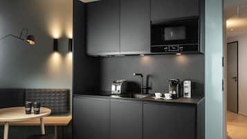 Kühlschrank, Mikrowelle, Herdplatte, Geschirrspüler