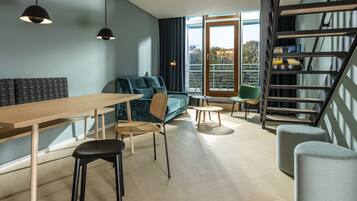 Maisonette Apartment mit Balkon | Wohnbereich | 43-Zoll-Flachbildfernseher mit Kabelempfang, Fernseher