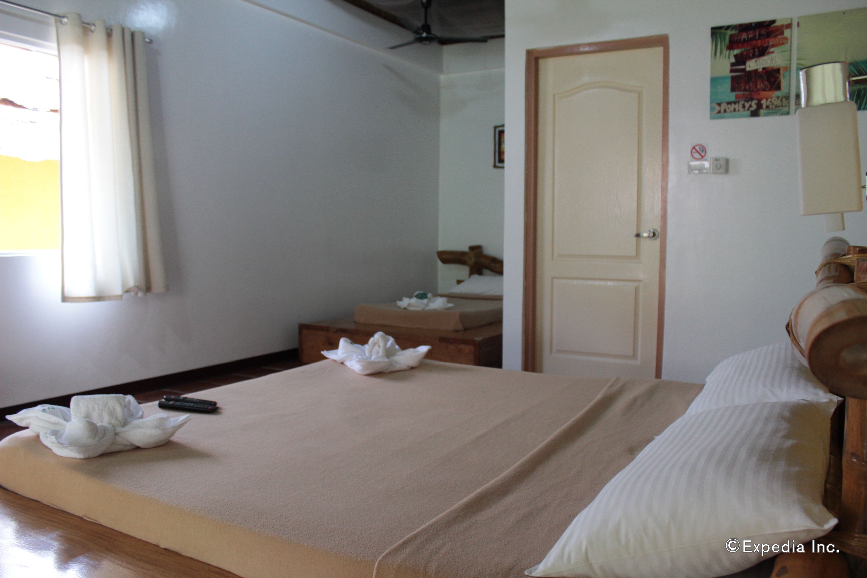 family room | individually furnished, desk, cots/infant beds, bed sheets