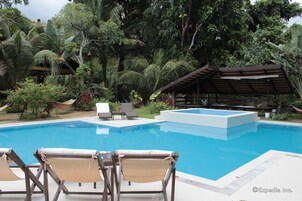 室外泳池；08:00 至 21:00 開放；免費小屋、躺椅