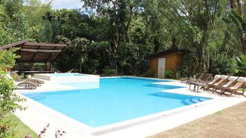 Ulkouima-allas avoinna 8.00–21.00, ilmaisia cabañoita, aurinkotuoleja