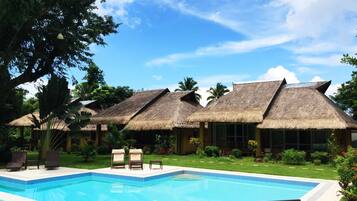 Ulkouima-allas avoinna 8.00–21.00, ilmaisia cabañoita, aurinkotuoleja