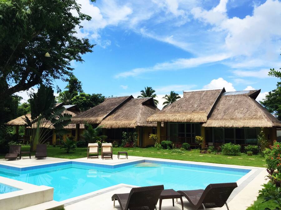 Una piscina al aire libre, camas de piscina gratis