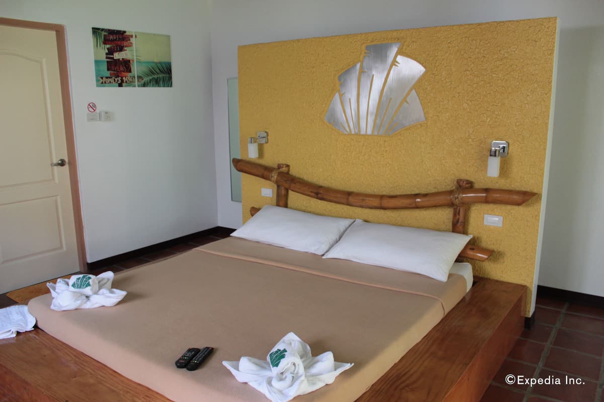 Family Room | Desk, cots/infant beds, individually furnished, bed sheets