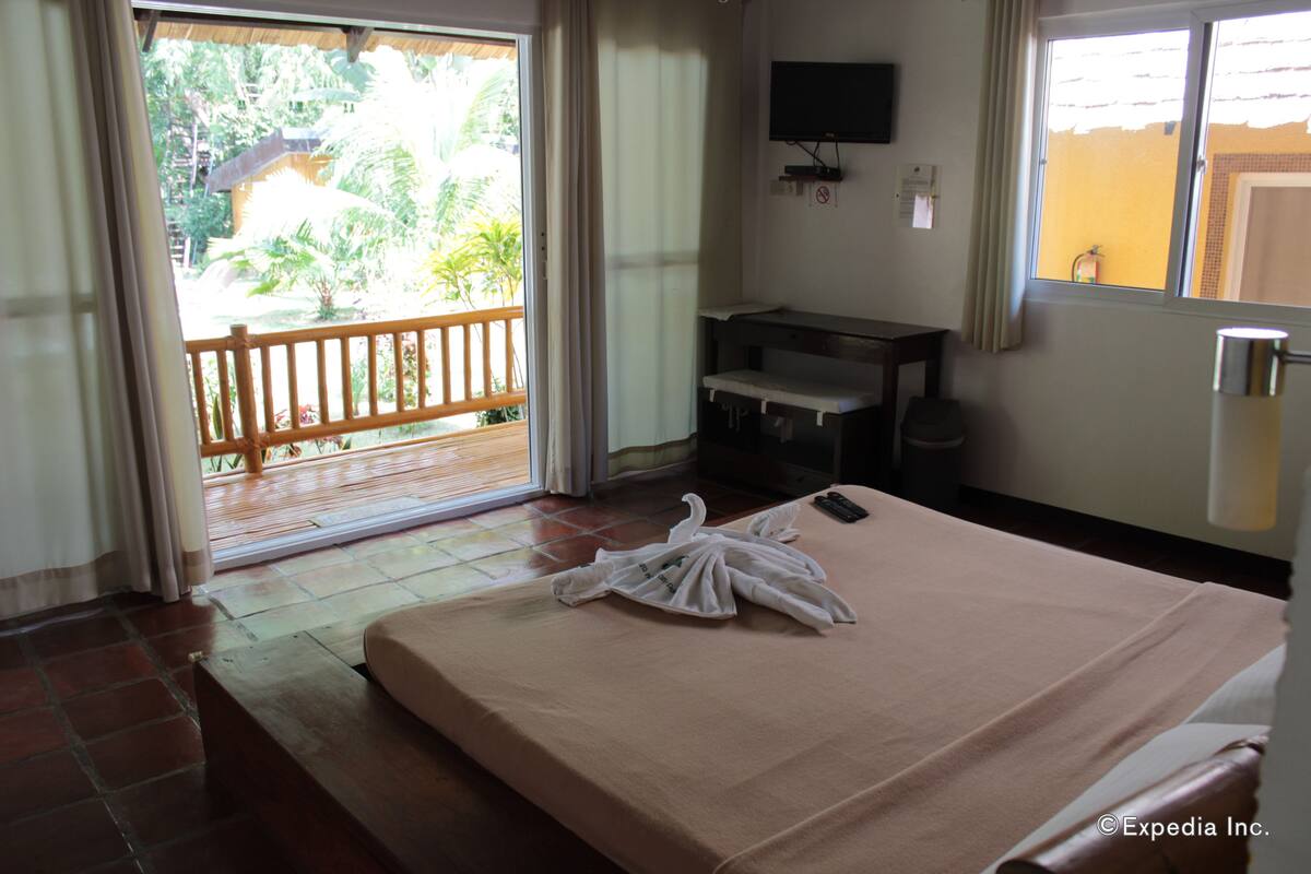 Standard Room, 1 King Bed, Garden View | Desk, cots/infant beds, individually furnished, bed sheets