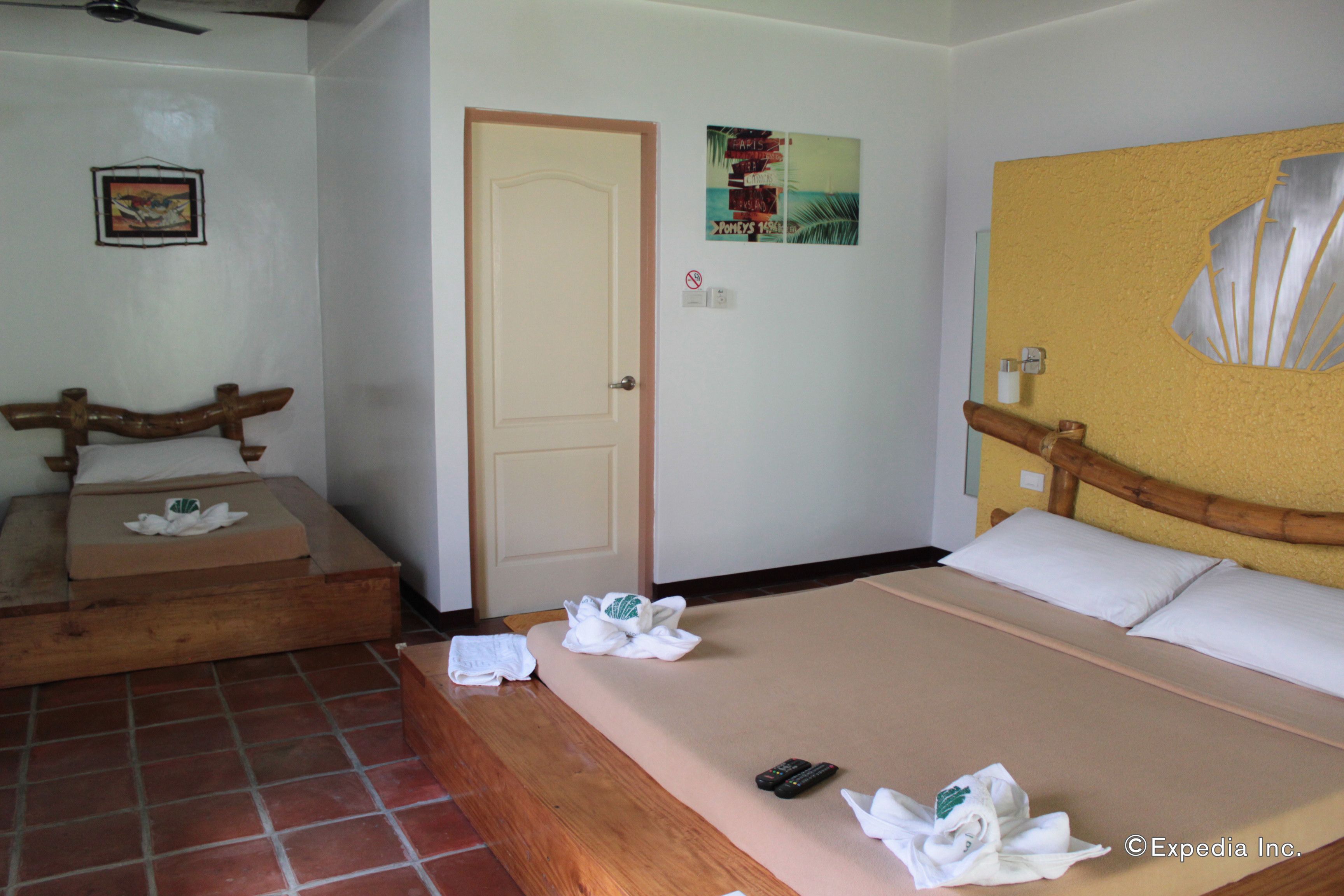 family room | individually furnished, desk, cots/infant beds, bed sheets